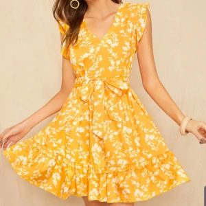  - Gul oanvänd blommig klänning med små volanger och knytband i midjan, storlek 36. Frakt tillkommer.  Från djur och rökfritt hem 🌸