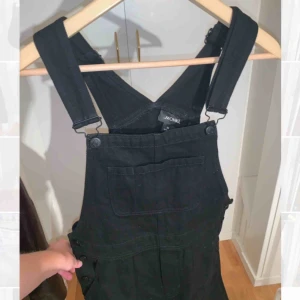  - Så fina hellånga hängselbyxor i svart denim från Monki som tyvärr aldrig kommit till användning! Svårt att göra till rättvisa på bild, skriv så skickar jag fler bilder! Justerbara hängslen och strl XS. Pris 200 kr+ frakt 63 kr!