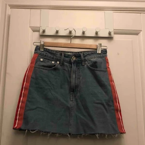  - Världens snyggaste jeanskjol från zara ! Med rödvita ränder på sidorna, går att matcha till allt och sitter så snyggt! Bara använd ett fåtal gånger, superfräsch! Pris går att diskutera! 😁😁 