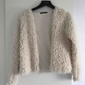  - Väldigt mysig och tunn pälsjacka/ tröja (inte äkta päls), priset går att diskutera och frakten står du för😊