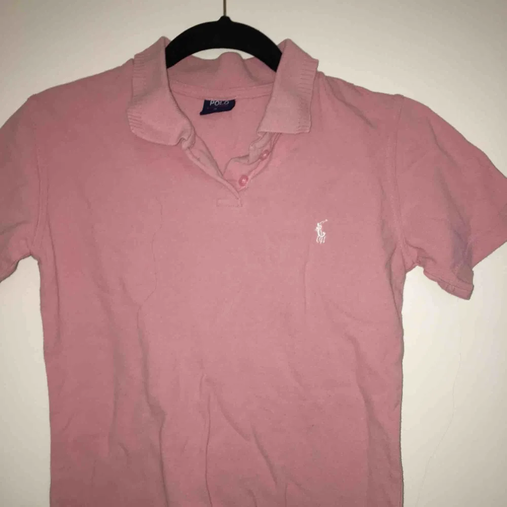 Jätte fin ljus rosa piké tröja från Ralph Lauren köpt i USA💛 Är storlek M men sitter mer som en S, frakt tillkommer 💌. T-shirts.