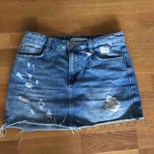  - Säljer en jättefräsch ljusblå jeanskjol från ZARA!💕 Storlek S, jag är 167 cm lång! Kan mötas upp i Stockholm, annars står köparen för frakt!  Nypris 399 kr, säljes för 129 kronor. 