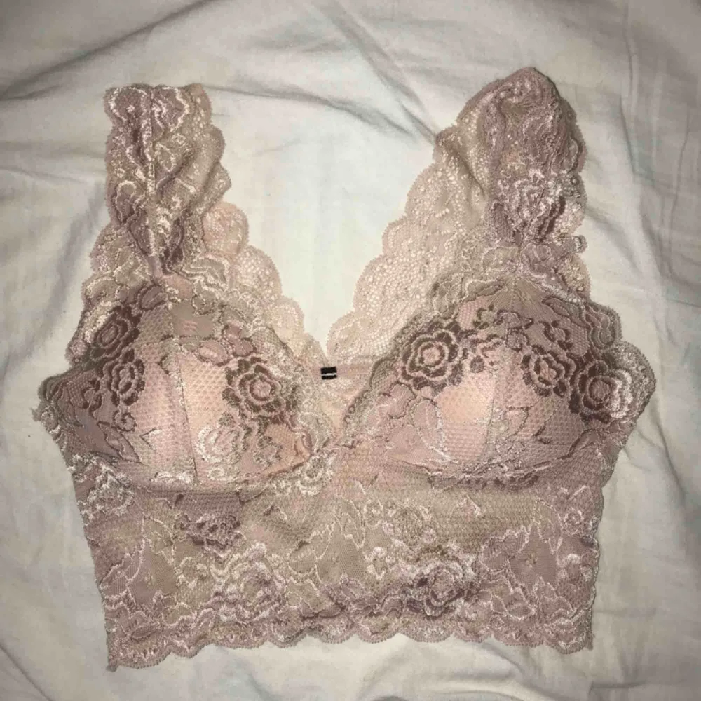 Säljer denna fina bralette i rosa som jag endast använt fåtal gånger så den är i jättebra skick. Har klippt bort lappen. Kan frakta eller mötas upp! . Toppar.