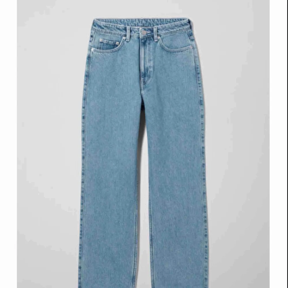 Jeans från weekday. Modell: Row sky blue. Säljer pga fel storlek. Jeans & Byxor.