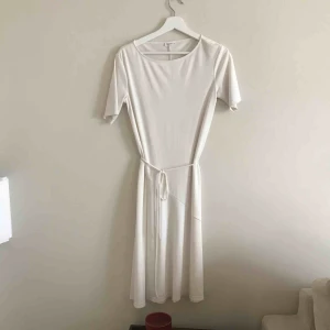  - Klänning, benvit från Filippa k. 