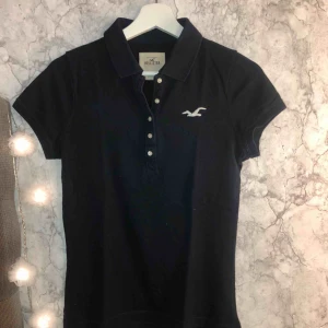  - Snygg marinblå tröja från hollister! Jag är en S och den sitter som en XS/S på mig! Möts upp i Linköping annars står köparen för frakt 💞💞