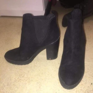  - Helt nya säljer de pga str. Köpte de för 499kr men säljer den för 150kr. Köparen står för frakt.