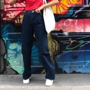  - Säljer min superfina mörkblåa jeans ifrån monki (knappt använda pga att dom är lite för stora för mig Dock funkar de med skärp💓