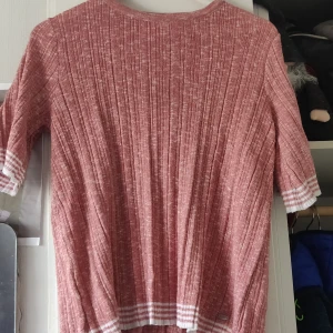  - Ny fräsch tröja från Dobber. Använd två gånger. Gammelrosa/ svag laxfärg