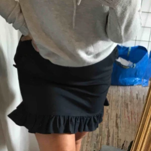  - Passar M och L, marinblå kjol med volanger från mango