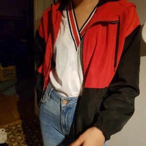  - Jacka från forever 21. I storlek medium men funkar bra som oversize. Frakten ingår i priset🎉