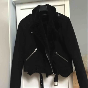  - Bikerjacka med suuupermjukt och varmt foder på insidan från Zara. Fint skick. Frakt ingår :) möter också upp i Uppsala  