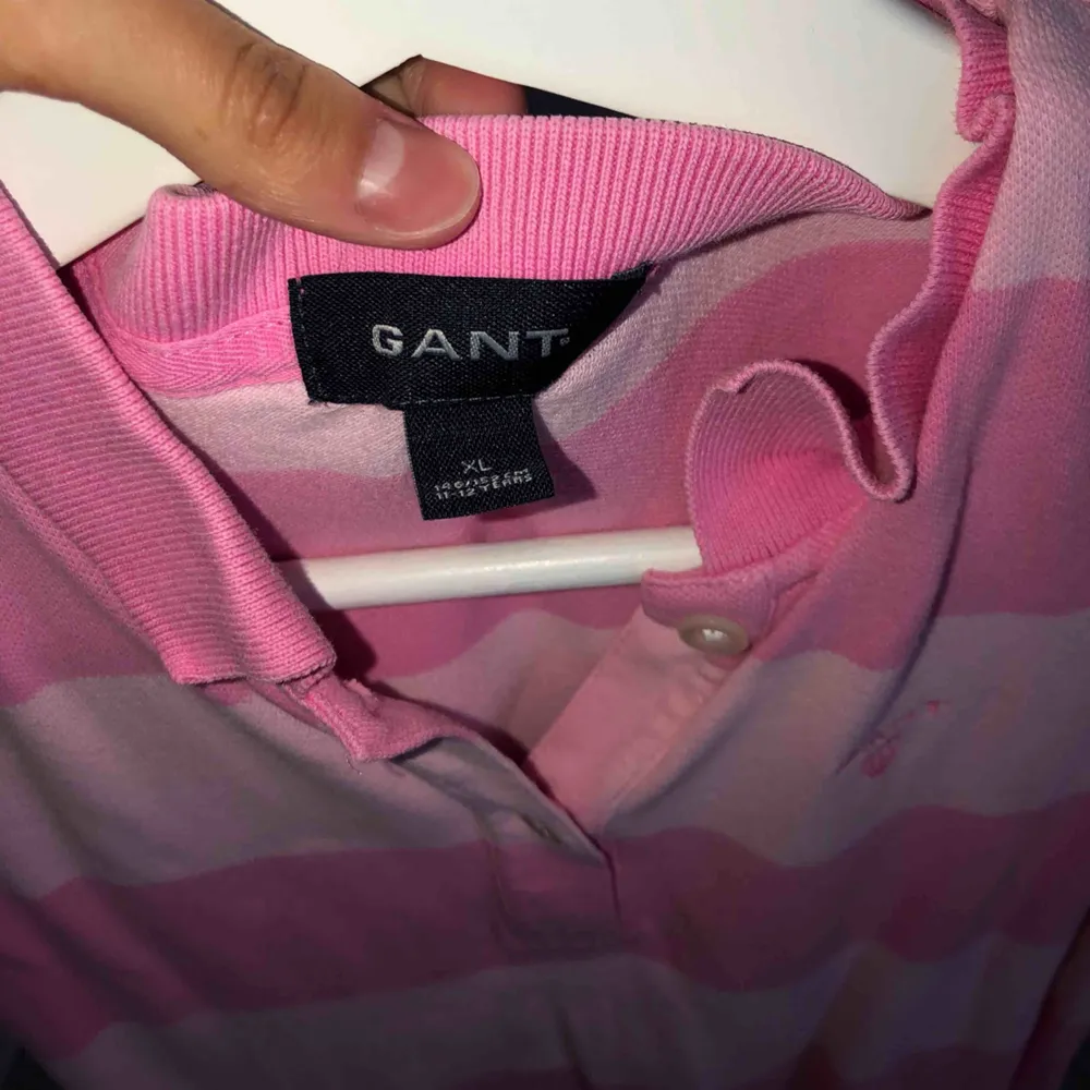 Rosa klänning från Gant. Det står att den är i storlek medium men det är barnstorlek så det är ungefär xs/s. Klänningar.