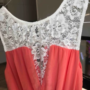  - Persikofärgad långklänning i chiffong. Vackert broderi på både fram-och baksida. Hör av dig för fler bilder!