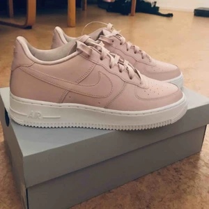  - Helt nya och oanvända Nike air force i färgen ljusrosa. Säljes på grund av fel storlek. Köparen står för eventuell frakt. Nypris: 899:- 