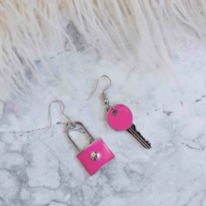  - Helt nya rosa örhängen. Frakten ingår i priset💕✨