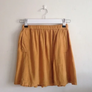 Senapsgul kjol med fickor. Köpt på Urban Outfitters - Senapsgul kjol med fickor. Köpt på Urban Outfitters