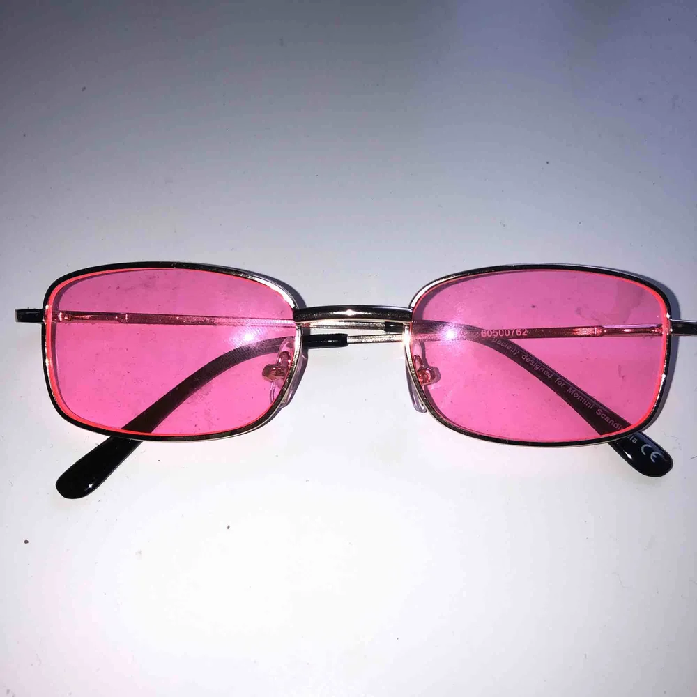 ett par neon-rosa solglasögon köpta på ur&penn denna sommar, är använda max en gång. frakt tillkommer på 9 kr!💞. Accessoarer.