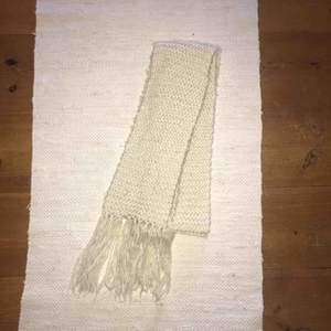 Vit lång stickad halsduk 