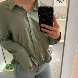  - Söt blus från zara, frakt 40 kr💕