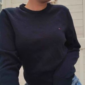  - Mörkblå tröja från Tommy Hilfiger.