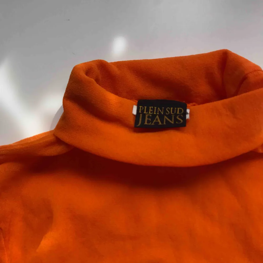 Väldigt unik transparent långärmad tröja i orange från Plein Sud Jeans • ingen storlek men eftersom materialet är stretchigt kan den passa XS-S • i mycket bra skick!. Toppar.