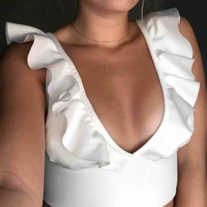  - Snygg Vit topp från Nelly.com, har använt en gång. Inte riktigt min stil, hoppas det är din❤️