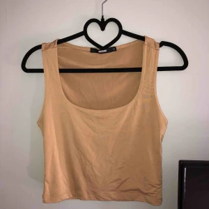  - Jättesnyggt linne i glansigt material från bikbok. Aldrig använt och lika fin som ny. Köparen står för frakten:)