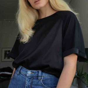  - Glansig T-shirt från bikbok💖 köpare står för frakt