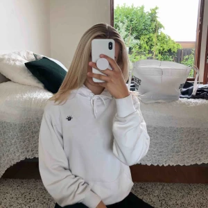  - Vit hoddie med tryck från hm. Storlek XS men köpt på herravdelningen så den är lite större. Säljer då jag har en till vit hoodie. Möts upp i malmö eller fraktar. Frakt: 59kr