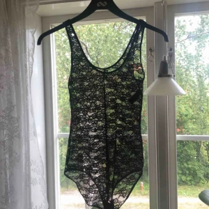  - Spetsbody från hm. Ingen knäppning mellan benen. Aldrig använd, har legat gömd i garderoben och är nu för liten. Strechig i sömmarna.  Frakt ingår i priset. 