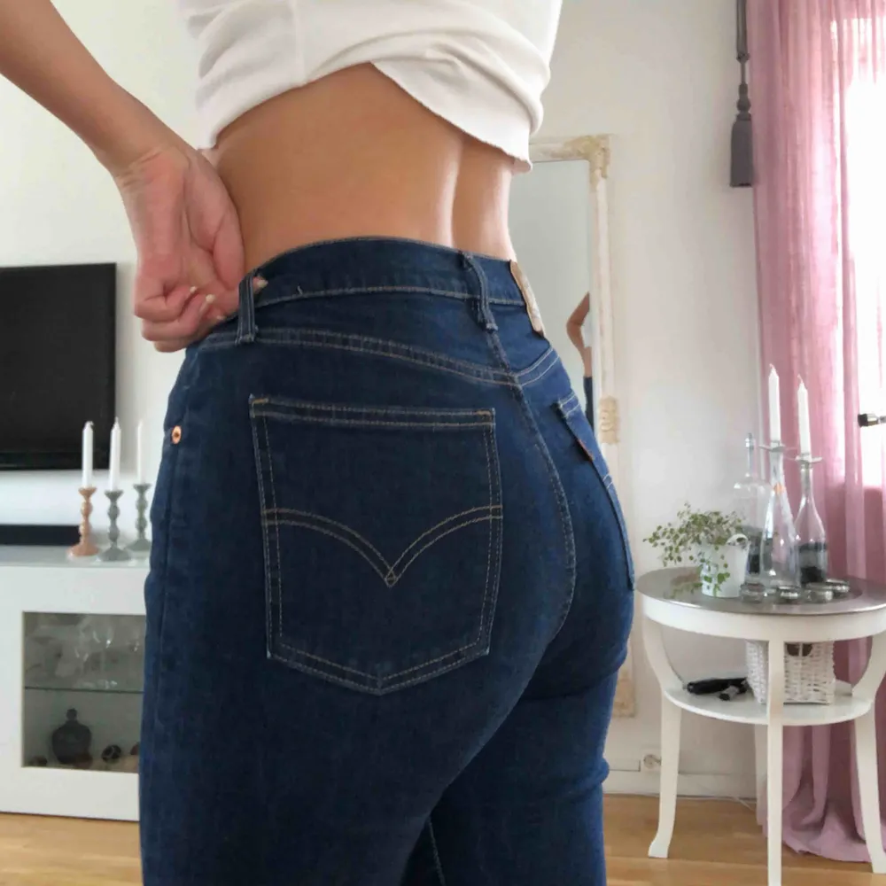 [PRIS GÅR ATT DISKUTERA] Svinsnygga levis jeans som är för korta för mig tyvärr :( MODELL: 805, storlek 32 midja & 30 längd. Dock passar dessa jeans mig som är 28-30 i midjan, de är lite stretchiga. . Jeans & Byxor.