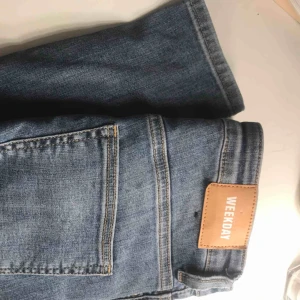  - Weekday skinny jeans som sitter SÅ BRA på. Jättefin färg & hög midja. 