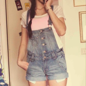  - Hängselshorts från H&M’s barnavdelning. Passar 34/XS