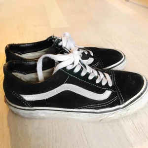  - Använda vans old skool, säljer för att dom blivit för små! Har haft dom ett tag så dom är jättesköna!