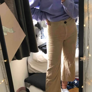  - Säljer mina assnygga och assköna manchesterbyxor från Zara. Köpte förra hösten och gillade de jättemycket men de är tyvärr lite lite för små och för korta för mig :( Passar till alla tillfällen!!! Superbra skick då jag knappt hann använda de så mycket