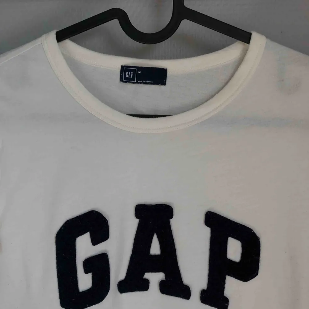 Krämvit t-shirt från Gap. Köparen står för frakt📪📪. T-shirts.