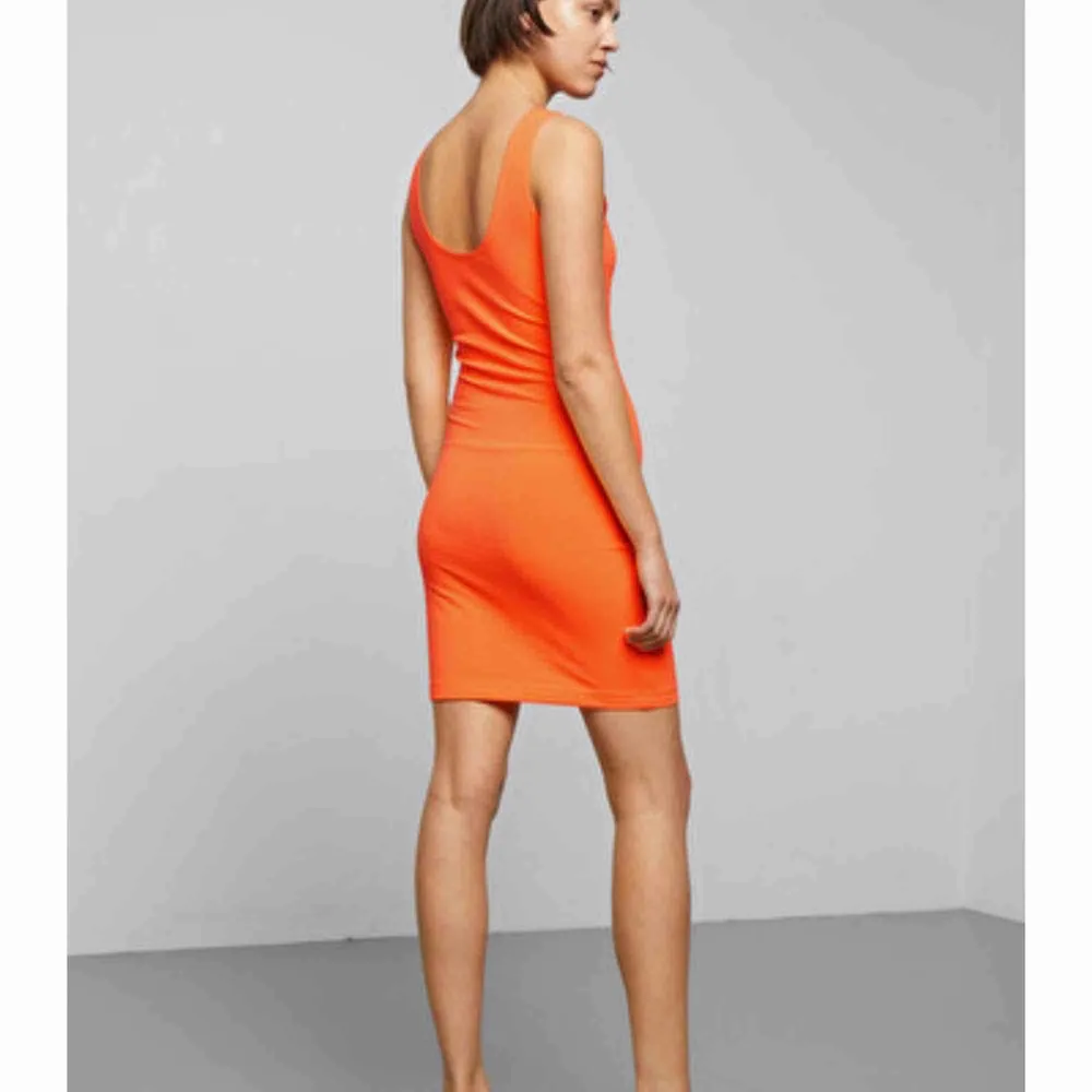 Säljer den här fina orange-melerade klänningen från Weekday då jag aldrig använt den. Stretchig och bekväm för att inte tala om snygg! . Klänningar.