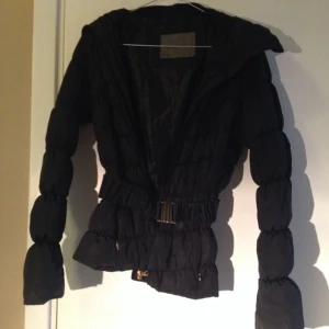 Tunnare dunjacka från zara! Som ny!  - Tunnare dunjacka från zara! Som ny! 