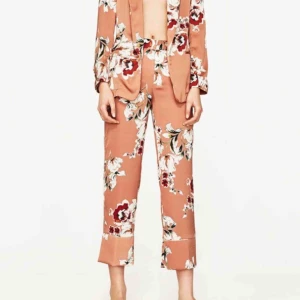  - Suuuperfina blommiga culotte byxor från Zara! Frakt på 20kr tillkommer :)