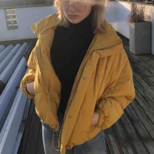  - Croppad pufferjacket med luva som går att ”fällas in”       