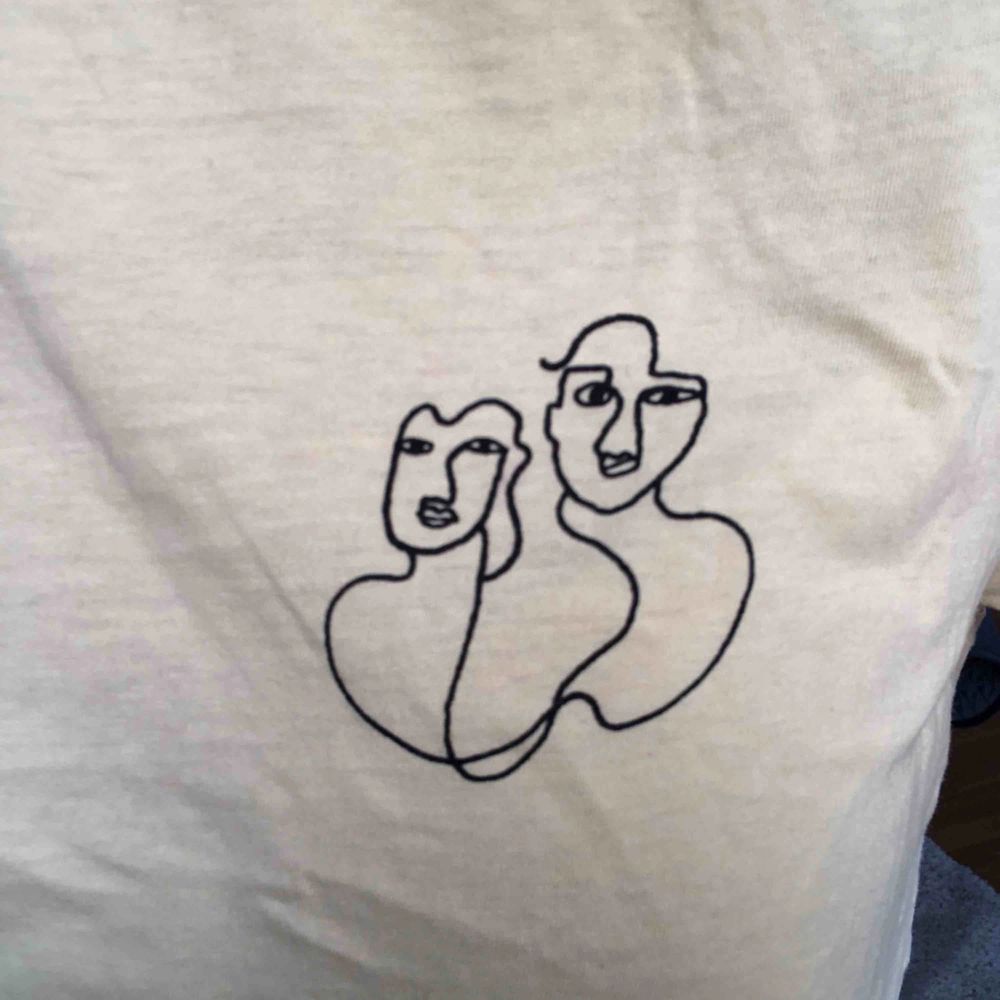 Gul t-shirt från monki. Sparsamt använd i fint skick. Hör av er vid frågor, köparen står för frakten (18kr) budgivning pågår:). T-shirts.