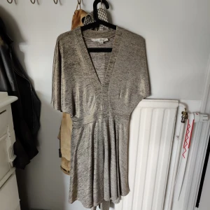  - Guldskimrande klänning från Oh My Love, aldrig använd!