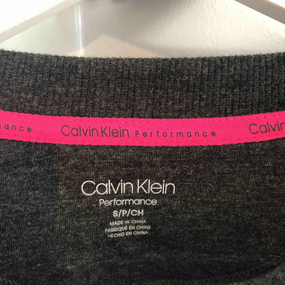Supermjuk tröja från Calvin Klein performance. Köpt för 700kr och aldrig använd därav högre pris. såljer då jag inte fått användning för den. . Tröjor & Koftor.