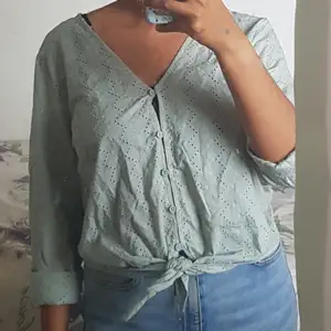 H&M blouse only use one. 