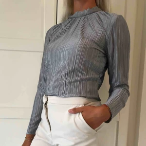  - Jätteskön långärmad i 100% polyester. H&M strl S.Går både att ha på fredagsmyset och lördagsröjet. Köpare står för eventuell fraktkostnad 🦋