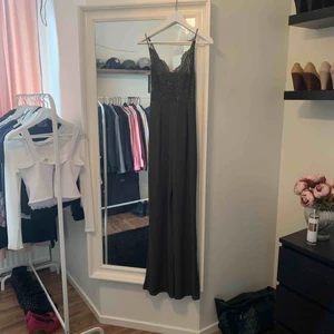  - Super fin jumpsuit i stl s köpt här på Plick :) för liten för mig tyvärr . Frakten är inkluderat i priset 