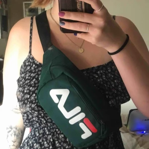  - Mörkgrön Fila midjeväska köpt på Urban outfitters