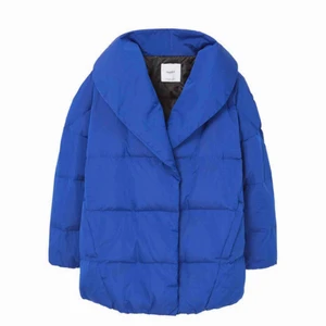  - En koboltblå dunjacka från mango köpt förra vintern för 1500kr   Säljer då den är för stor för mig och därför endast använd ett fåtal gånger