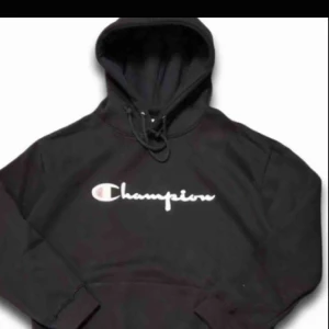  - Champion hoodie, bild nr 1 är från internet och den är likadan fast den jag säljer har inget snöre till luvan. Betalning sker via swish och köparen står för ev. Fraktkostnader